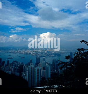 Blick auf Hongkong von der Aussichtsplattform des parchi, Anfang 1980er Jahre. Vista della città di Hong Kong da una visualizzazione platf Foto Stock
