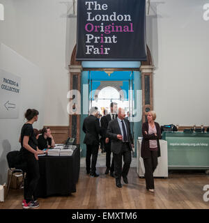 Piccadilly, Londra, Regno Unito. Il 22 aprile, 2015. Soci e Ospiti presso la rassegna stampa del trentesimo London Stampa originale, la fiera più grande d'Europa opere su carta, evento che si svolge presso la Royal Academy of Arts dal 23 al 26 aprile 2015. Sul display sono opere provenienti da tutti i periodi di incisione, fin dalle prime xilografie di Dürer, per le ultime edizioni di maestri contemporanei. Credito: Stephen Chung / Alamy Live News Foto Stock