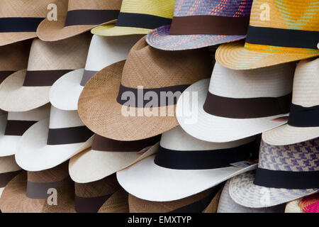 Uomini cappelli sul display per la vendita al mercato di Otavalo, Ecuador Foto Stock