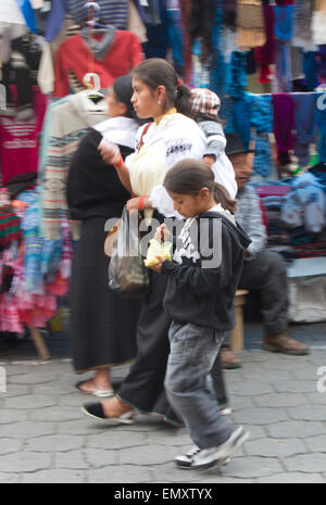 Gli amanti dello shopping a piedi attraverso marketplace al mercato di Otavalo, Ecuador Foto Stock