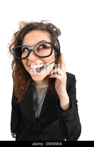 Happy geek operatore telefonico donna per partecipare a una chiamata isolato su uno sfondo bianco Foto Stock