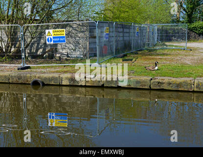 Segno di avvertimento di amianto - tenere fuori - in Macclesfield Canal vicino a Macclesfield, Cheshire, Inghilterra, Regno Unito Foto Stock