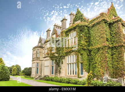 Muckross House a sud di Killarney, nel Parco Nazionale di Killarney, nella contea di Kerry, Irlanda Foto Stock