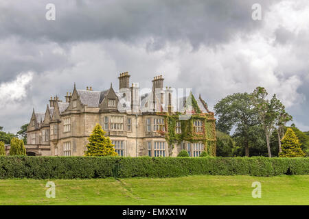 Muckross House a sud di Killarney, nel Parco Nazionale di Killarney, nella contea di Kerry, Irlanda Foto Stock