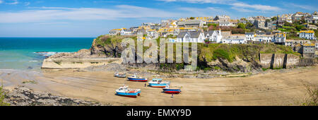 Affacciato sul porto presso il grazioso villaggio di pescatori di Port Isaac sulla North Cornwall coast, Inghilterra UK Europa Foto Stock