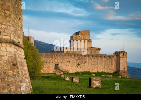 Rocca Maggiore - la fortezza imperiale risalente al XII secolo, alta sopra Assisi, Umbria, Italia Foto Stock