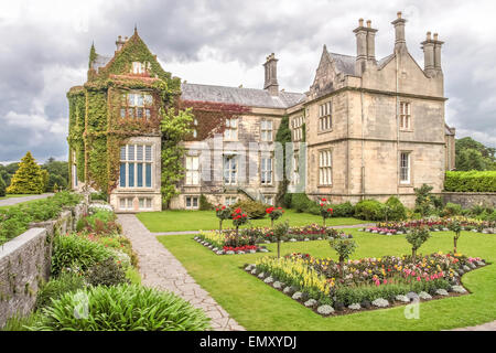 Muckross House a sud di Killarney, nel Parco Nazionale di Killarney, nella contea di Kerry, Irlanda Foto Stock