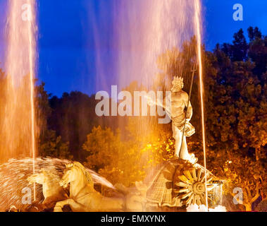 Nettuno wChariot, Dio Romano, Statua fontana Fuento de Neptuno Night Plaza Canovas del Castillo Madrid Spagna Foto Stock