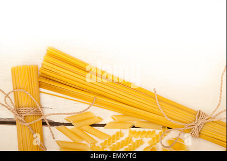 Mazzetto di pasta italiana tipo su un bianco tavolo rustico Foto Stock
