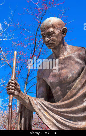 Il Mahatma Gandhi Mohandas statua pubblica anteriore dell ambasciata indiana Embassy Row Massachusetts Ave Washington DC. Gandhi è a piedi Foto Stock