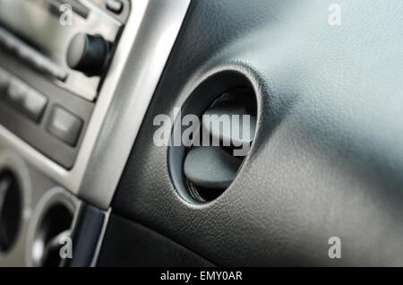 Lo sfiato di aria nel piccolo centro della classe auto, interno Foto Stock