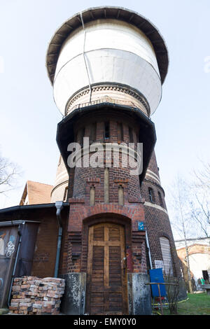 Berlino - 21 aprile: vecchia torre di acqua sul cantiere ferroviario Schoeneweide, Aprile 21, 2013 a Berlino, Germania Foto Stock