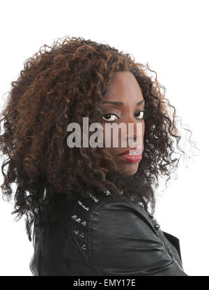 Donna afro-americana glamour con giacca nera in pelle e atteggiamento. Foto Stock