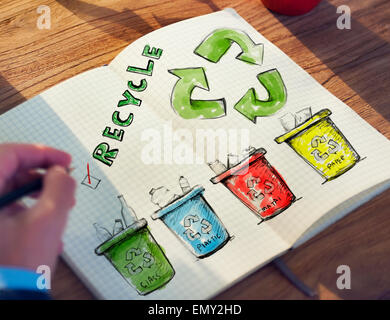 Uomo con un blocco note con il concetto di riciclaggio Foto Stock