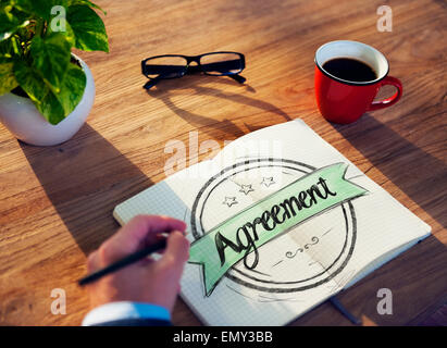 Uomo con appunti e la nozione di accordo Foto Stock