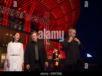 Pechino, Cina. 23 apr, 2015. L'attrice Zhou Xun (L), screenpwriter Robert Mark Kamen (C) e direttore di Ki-duk Kim assistere alla cerimonia di chiusura del quinto Beijing International Film Festival (BJIFF) a Pechino, capitale della Cina, 23 aprile 2015. Credito: Chen Junqing/Xinhua/Alamy Live News Foto Stock