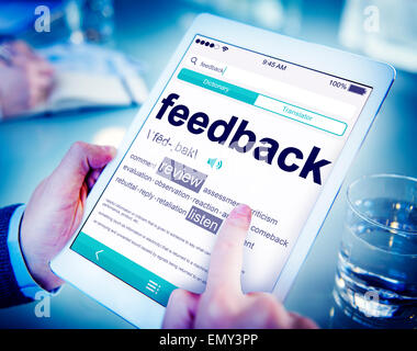 Uomo che legge la definizione del Feedback Foto Stock
