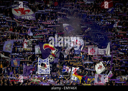 Firenze, Italia. 23 apr, 2015. La Fiorentina tifosi di calcio/calcetto : UEFA Europa League quarti di finale 2 gamba match tra ACF Fiorentina 2-0 Dynamo Kyiv allo Stadio Artemio Franchi di Firenze . Credito: Maurizio Borsari/AFLO/Alamy Live News Foto Stock