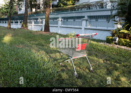 Un lone abbandonato carrello della spesa al di fuori di un condominio di lusso a Kuala Lumpur, Malesia. Foto Stock