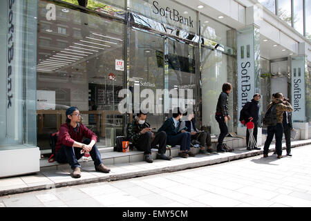 Tokyo, Giappone. 24 apr, 2015. Fan di Apple di attendere pazientemente la mattina presto prima di Softbank Omotesando negozio apre le sue porte il 24 aprile 2015, Tokyo, Giappone. Poche persone in linea con pazienza nelle prime ore del mattino prima di Softbank Store ha aperto le sue porte nel Omotesando area shopping di Shibuya. Secondo la Softbank personale non vi erano folle per il lancio a causa del sistema di preordine consentendo ai clienti di prenotare in anticipo. Credito: Aflo Co. Ltd./Alamy Live News Foto Stock