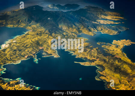 Isola di Rinca visto da sopra l'isola di Komodo. Parco Nazionale di Komodo, Indonesia. © Rinaldo Sumayku Foto Stock