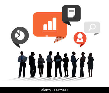 Sagome di multietnica la gente di affari con i Social Media simboli Foto Stock