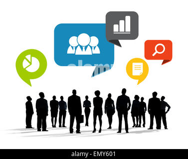 Sagome di multietnica la gente di affari con i Social Media simboli Foto Stock