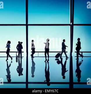 La gente di affari a piedi in attesa concetto di ufficio Foto Stock