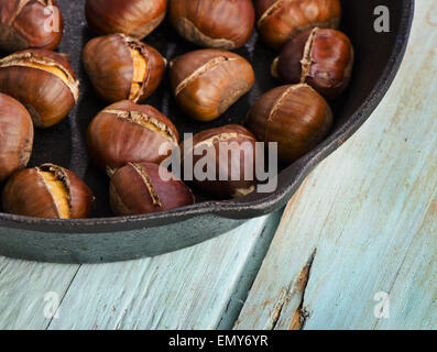 Castagne arrostite in una padella . Il fuoco selettivo Foto Stock