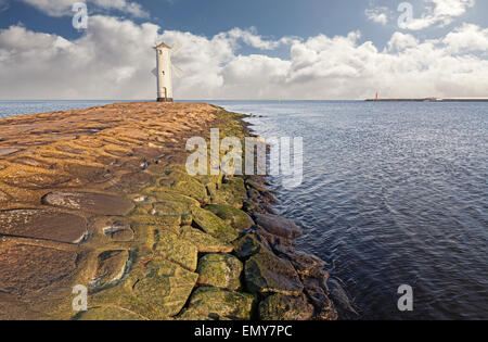 Tramonto sul Mar Baltico, faro a Swinoujscie, Polonia. Foto Stock
