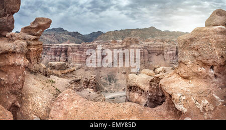 Fotografo in Charyn grand canyon al cielo nuvoloso in Kazakistan Foto Stock