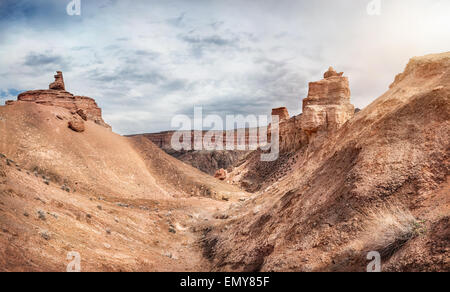 Charyn grand canyon al cielo nuvoloso in Kazakistan Foto Stock