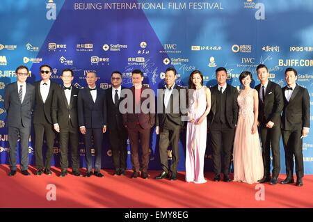 Pechino, Cina. 23 Aprile, 2015. Membri del cast del film ''Helios'' amministrazione Lok Man Leung(5L) e Lu Jianqing(1L), attori Chang Chen(2L), Nick Cheung(4L), Jacky Cheung(6L), Wang Xueqi(7L), Shawn Yue(4R) e sud coreani attore e cantante Choi Siwon comportano per le foto durante la cerimonia di chiusura della 5a Beijing International Film Festival. Credito: SIPA Asia/ZUMA filo/Alamy Live News Foto Stock