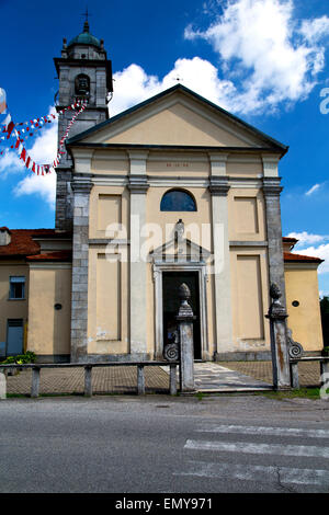 In Solbiate Arno vecchia chiesa chiuso torre in mattoni marciapiede Lombardia Foto Stock