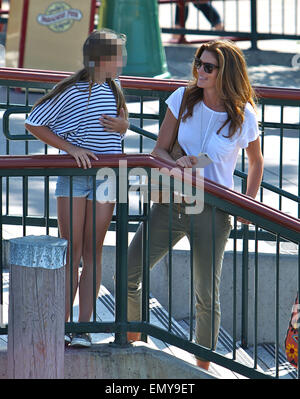 Cindy Crawford prende la figlia Kaia Gerber a Disneyland con: Cindy Crawford dove: Anaheim, California, Stati Uniti quando: 19 Ott 2014 Foto Stock