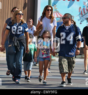 Cindy Crawford prende la figlia Kaia Gerber a Disneyland con: Cindy Crawford dove: Anaheim, California, Stati Uniti quando: 19 Ott 2014 Foto Stock