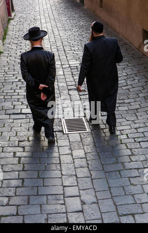 Praga Josefov il quartiere ebraico ebrei ortodossi in via Cervena Josefov Praga un'atmosfera distintiva, strada acciottolata vicolo della Repubblica Ceca Europa Foto Stock