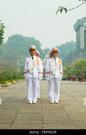 HANOI, VIETNAM - 27 Gennaio 2014: protezioni su parade presso il Mausoleo di Ho Chi Minh in Ba Dinh piazza nel gennaio 2014. Foto Stock