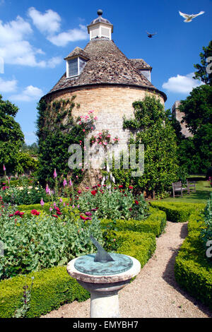 La Colombaia e meridiana a Rousham Giardini in Oxfordshire, Inghilterra Foto Stock