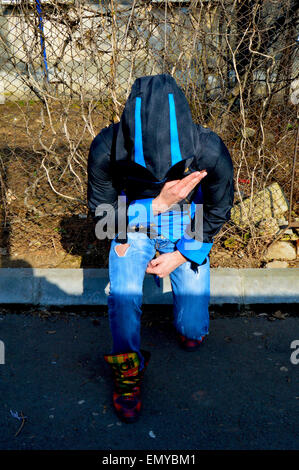 Giovane uomo vestito come Connor dal video gioco Assassins Creed 3 Foto Stock