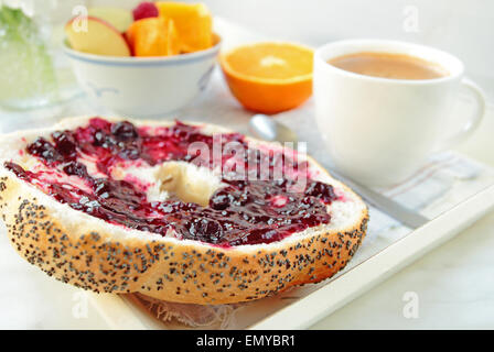 Pane con marmellata e caffè per la prima colazione Foto Stock