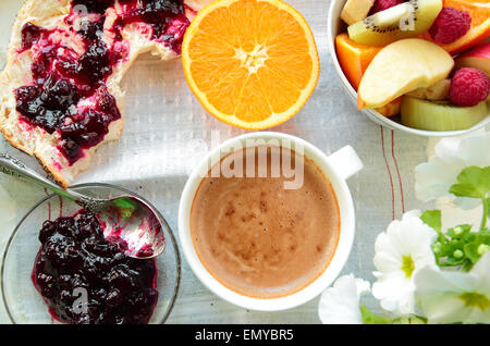 Sana colazione con marmellata, frutta a fette e la tazza di caffè Foto Stock