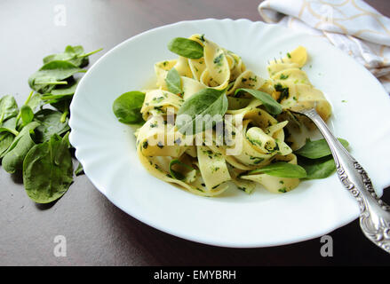 Pasta pappardelle con spinaci foglie sulla piastra bianca Foto Stock