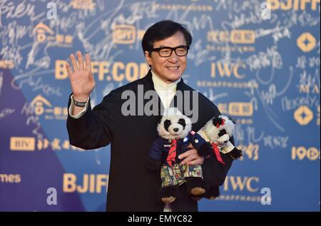 Beijing, Pechino, CHN, Cina. 23 apr, 2015. Pechino, Cina - 23 APR 2015: (solo uso editoriale. Cina OUT) Jackie Chan passeggiate il tappeto rosso durante la cerimonia di chiusura della 5a Beijing International Film Festival. Credito: SIPA Asia/ZUMA filo/Alamy Live News Foto Stock