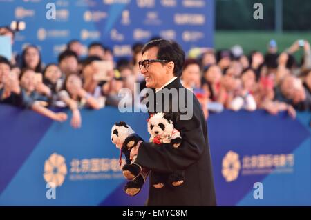 Beijing, Pechino, CHN, Cina. 23 apr, 2015. Pechino, Cina - 23 APR 2015: (solo uso editoriale. Cina OUT) Jackie Chan passeggiate il tappeto rosso durante la cerimonia di chiusura della 5a Beijing International Film Festival. Credito: SIPA Asia/ZUMA filo/Alamy Live News Foto Stock