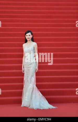 Beijing, Pechino, CHN, Cina. 23 apr, 2015. Pechino, Cina - 23 APR 2015: (solo uso editoriale. Cina OUT) Attrice Tang Yan passeggiate il tappeto rosso durante la cerimonia di chiusura della 5a Beijing International Film Festival. Credito: SIPA Asia/ZUMA filo/Alamy Live News Foto Stock