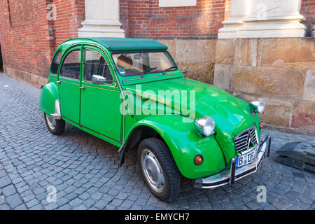 Verde vecchia Citroen 2CV nella città di Muenster, Germania Foto Stock