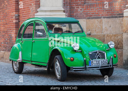 Verde vecchia Citroen 2CV nella città di Muenster, Germania Foto Stock