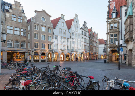 Biciclette nella città vecchia di Muenster, Renania settentrionale-Vestfalia, Germania Foto Stock