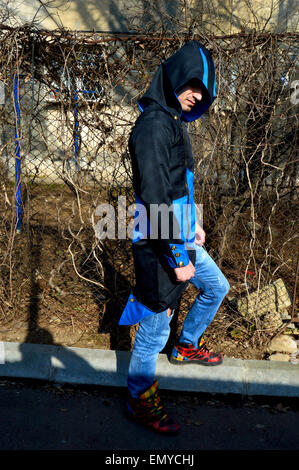 Giovane uomo vestito come Connor dal video gioco Assassins Creed 3 Foto Stock